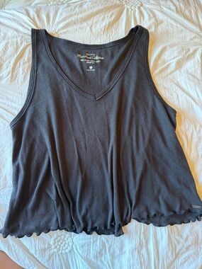 Hollister Must Have Collection Black Ribbed V-Neck Cropped Tank. Flowy. Soft. M